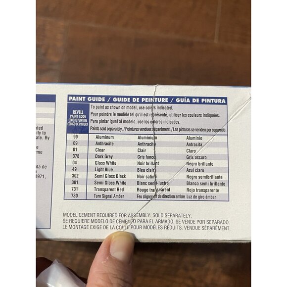 Revell Land Rover Series III 109 Model Truck Kit Long Wheelbase Station wagon - Picture 15 of 16